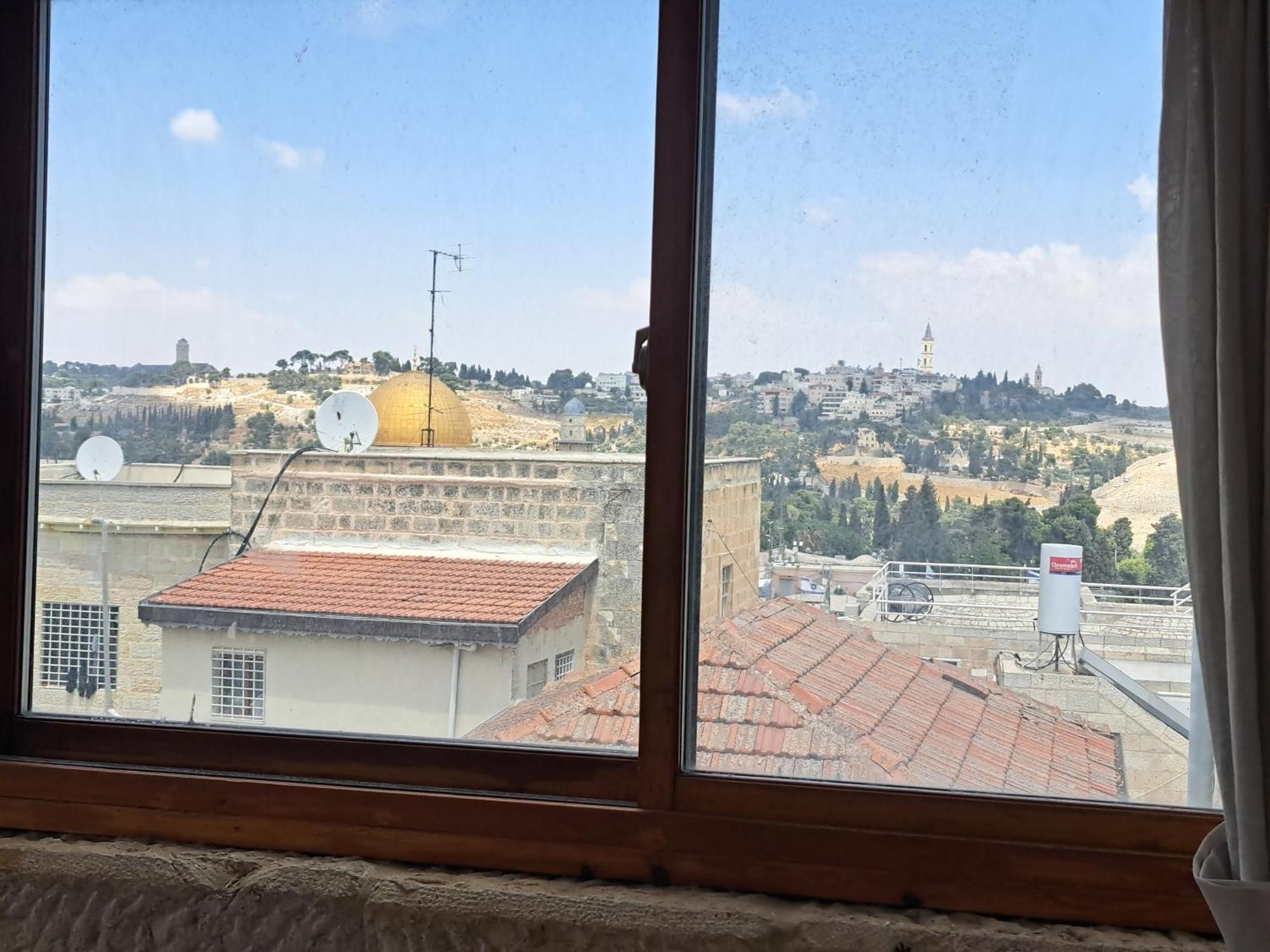 Into Jerusalem Heart Buitenkant foto