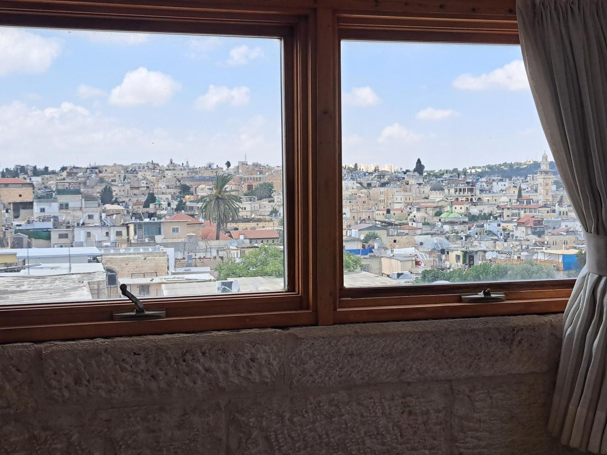 Into Jerusalem Heart Buitenkant foto